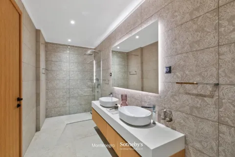 Moderne kupatilo sa dva umivaonika, velikim ogledalom i tuš kabinom. - image 25