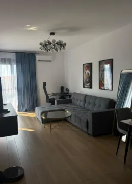 Dnevna soba sa ugaonom garniturom, klub stolićem i radnim kutkom. - image 5