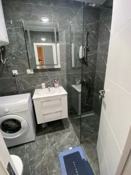 Moderne kupatilo sa tuš kabinom, umivaonikom i mašinom za veš. - image 5