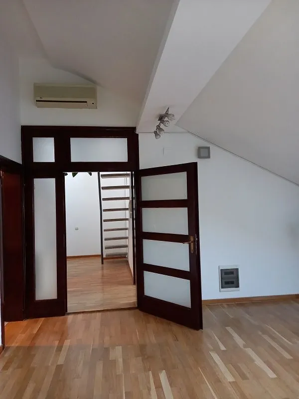 Izdavanje, poslovni prostor, 240m², Lekino Brdo, Voždovac Sve Podlokacije