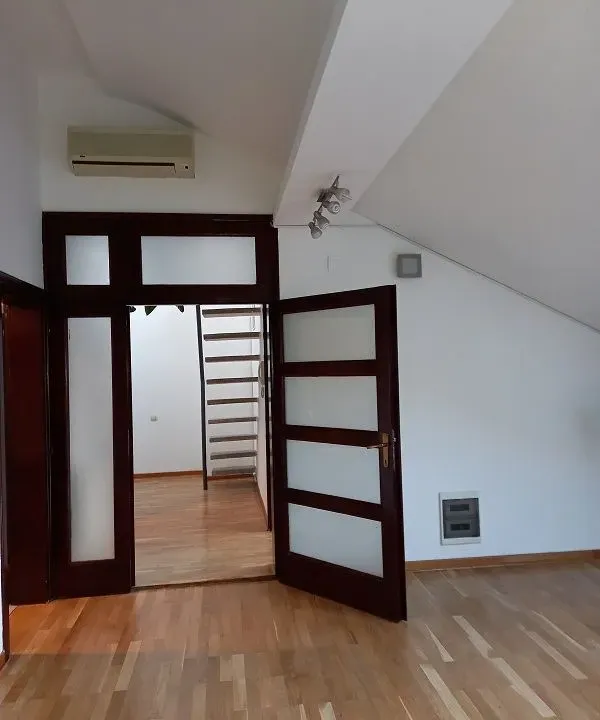 Izdavanje, poslovni prostor, 240m², Lekino Brdo, Voždovac Sve Podlokacije