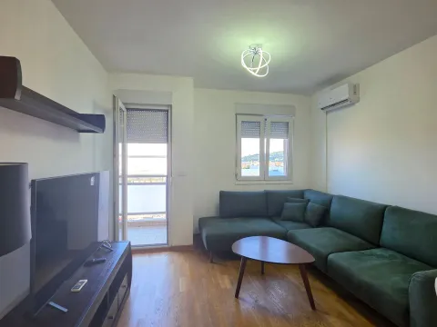 Izdavanje, dvosoban stan, 68m², City Kvart, Podgorica - image 1