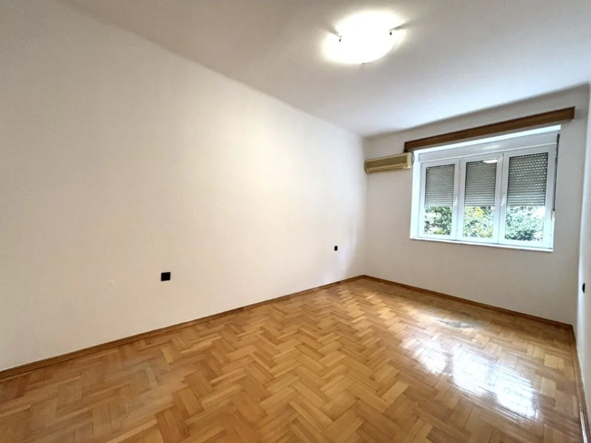 Izdavanje, poslovni prostor, 60m², Centar, Podgorica