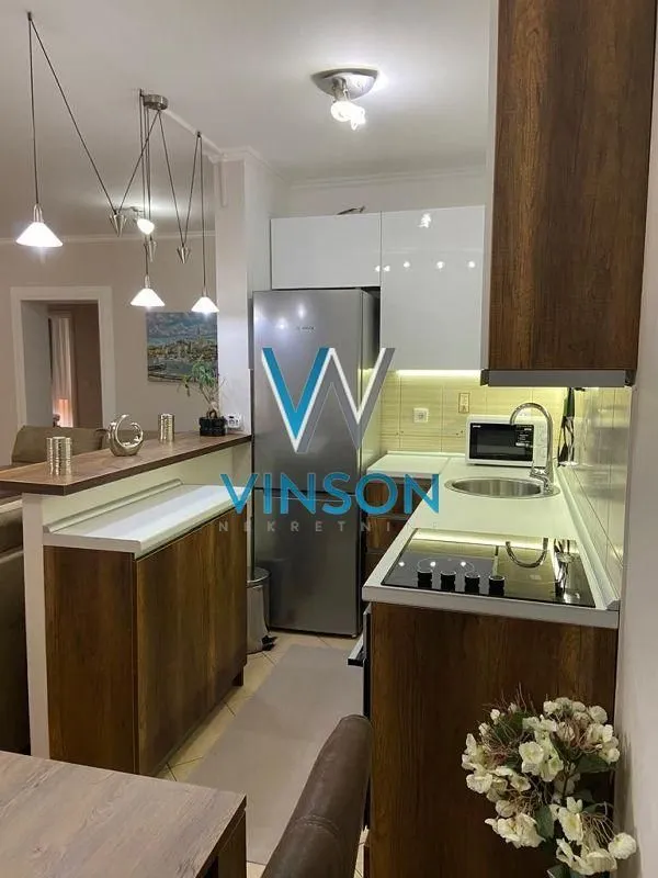 Izdavanje, trosoban stan, 130m², Grbavica, Novi Sad Sve Podlokacije