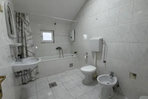 Kupatilo obloženo pločicama sa kadom, umivaonikom, WC šoljom i bideom. - image 12