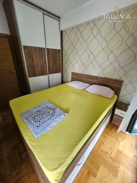 Namještena spavaća soba sa bračnim krevetom i ugradnim plakarom. - image 5