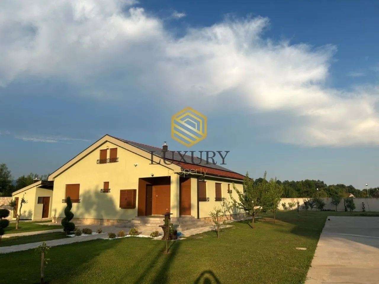 Izdavanje, kuća, 220m², Ćurilac, Danilovgrad