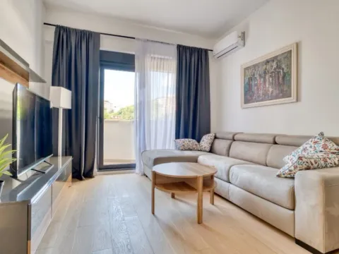 Izdavanje, jednosoban stan, 54m², Bečići, Budva