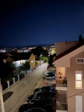 Noćni pogled sa terase na ulicu i okolne kuće. - image 6