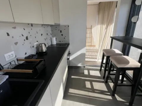 Izdavanje, garsonjera, 32m², Soho City, Bar - image 7