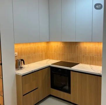 Moderna kuhinja sa ugradnim elementima i osvjetljenjem. - image 3