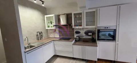 Moderna bijela kuhinja sa drvenim radnim površinama i ugradnim uređajima. - image 4