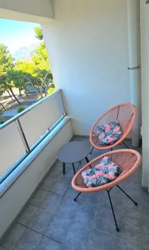 Manji namješteni balkon sa stolićem i dvije fotelje. - image 7