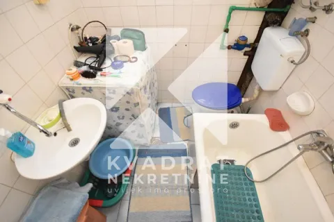 Starije opremljeno kupatilo sa kadom, umivaonikom i toaletom. - image 10