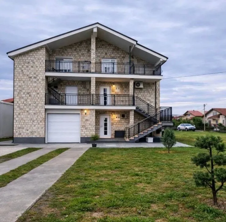 Rent, house, 360m², Zagorič, Podgorica