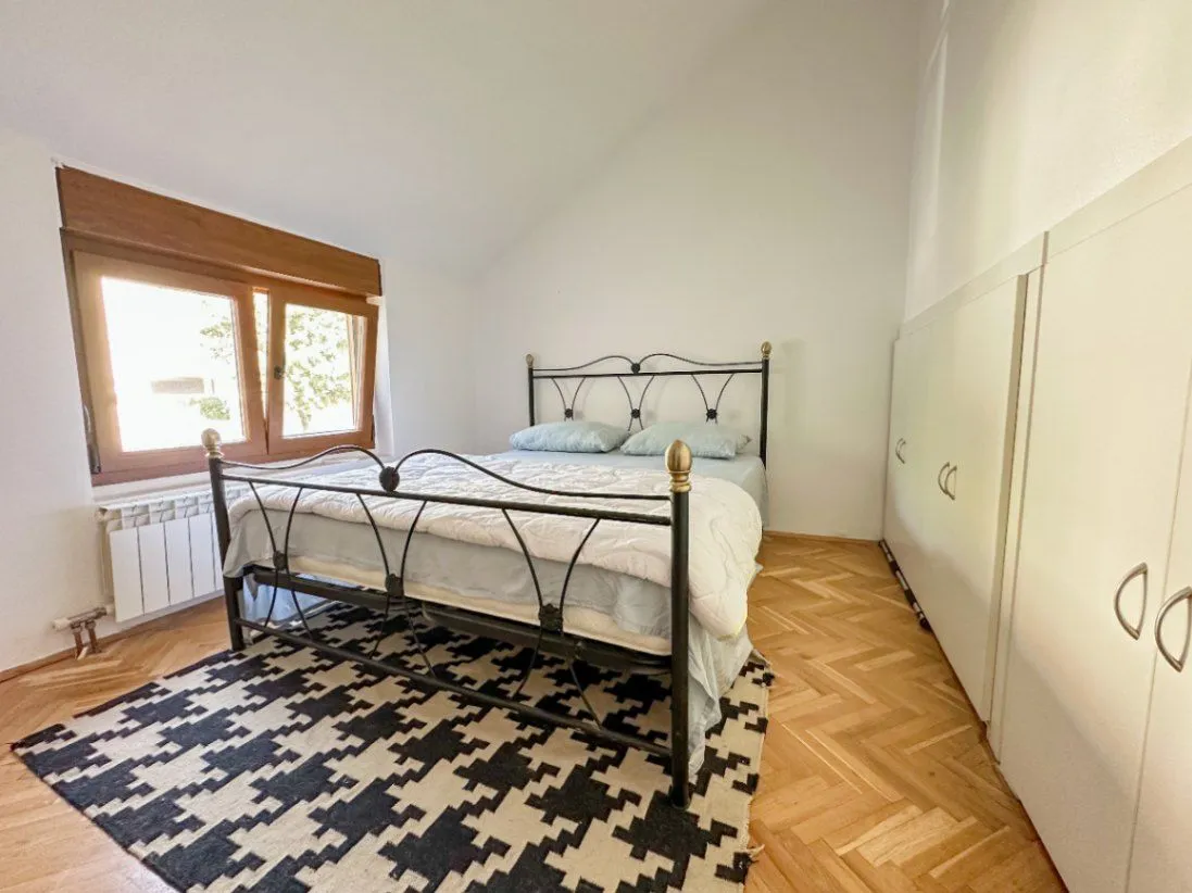Izdavanje, kuća, 285m², Gorica C, Podgorica