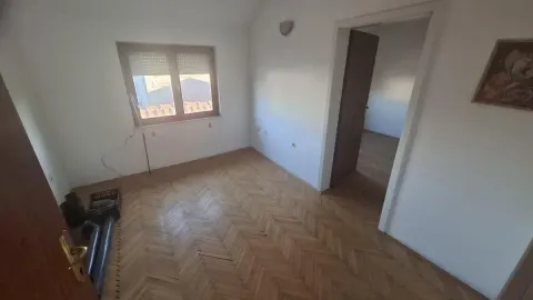 Prazna soba sa parketom i prozorom. - image 15