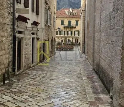Prodaja, trosoban stan, 72m², Kotor, Crna Gora
