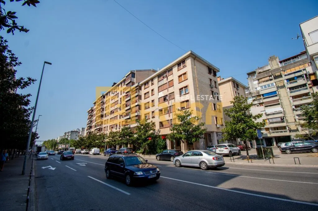 Izdavanje, trosoban stan, 100m², Centar, Podgorica