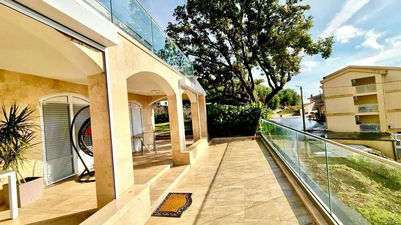 Sale, house, 440m², Prijevor, Budva