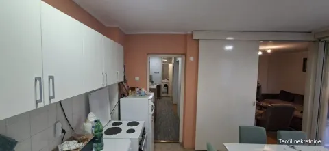 Manja kuhinja sa belim elementima i šporetom. - image 5