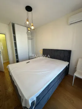 Namještena spavaća soba sa bračnim krevetom, ormarom i drvenim podom. - image 4