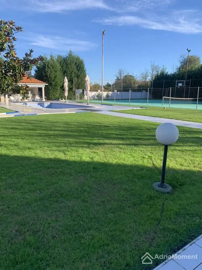 Sale, house, 700m², Tološi, Podgorica