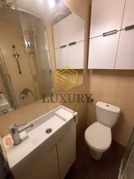 Manje kupatilo sa umivaonikom, WC šoljom i tuš kabinom. - image 4