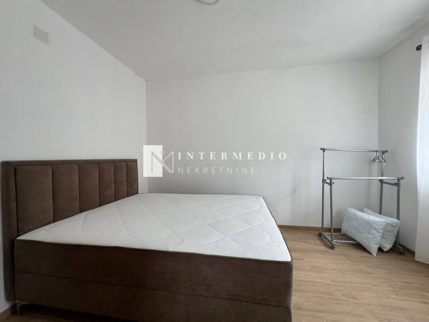 Izdavanje, dvosoban stan, 80m², Zelenika, Herceg Novi