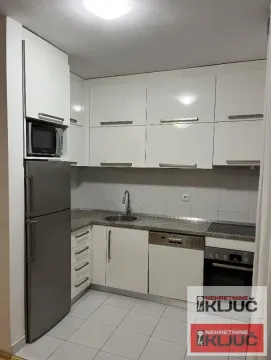 Manja kuhinja sa belim elementima i ugrađenim kućnim aparatima. - image 6