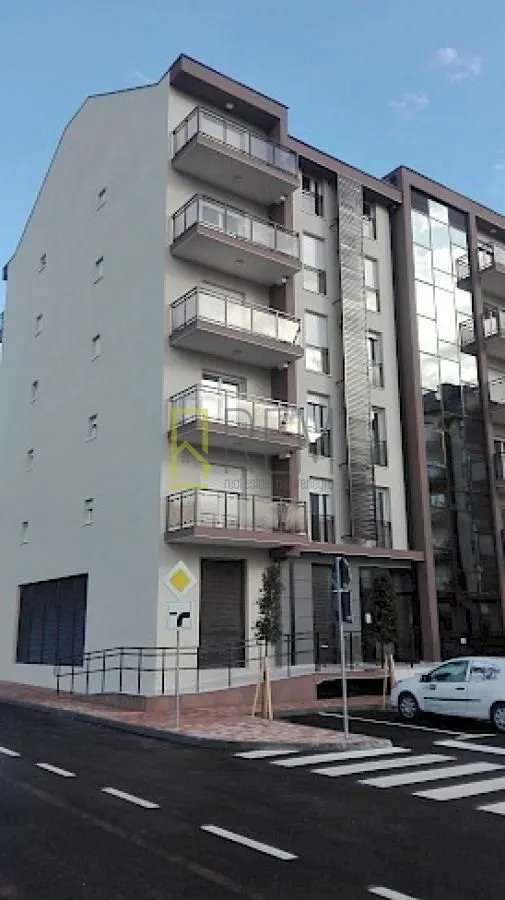 Spoljašnji izgled moderne višestambene zgrade sa terasama.
