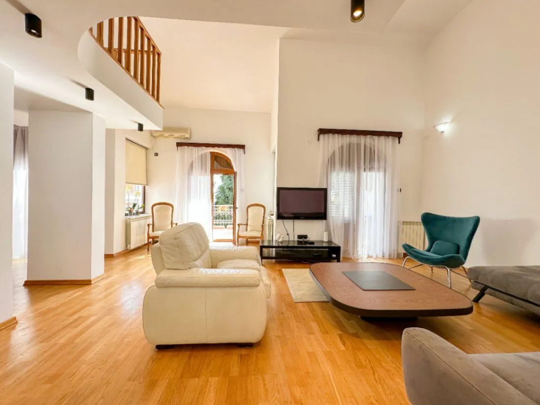 Izdavanje, kuća, 285m², Gorica C, Podgorica