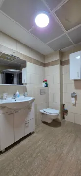 Opremljeno kupatilo sa umivaonikom, WC šoljom i tuš kabinom. - image 14