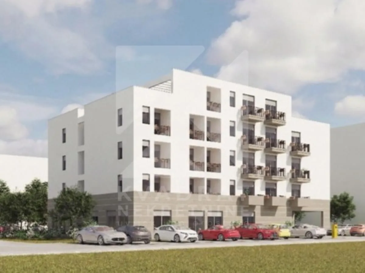 Spoljni pogled na modernu višespratnu stambenu zgradu sa parkingom.