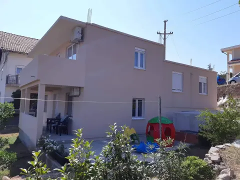 Pogled na spoljašnjost kuće sa dvorištem i terasom. - image 10