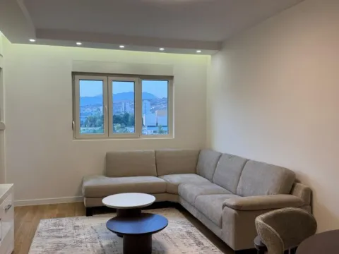 Izdavanje, dvosoban stan, 72m², Central Point, Podgorica