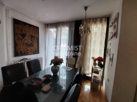 Trpezarija sa stolom, stolicama i velikim prozorom. - image 3