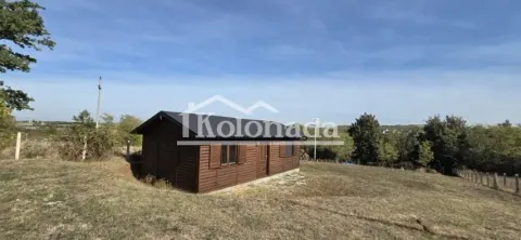 Pogled na drvenu kuću u prirodi sa travnatim dvorištem. - image 4