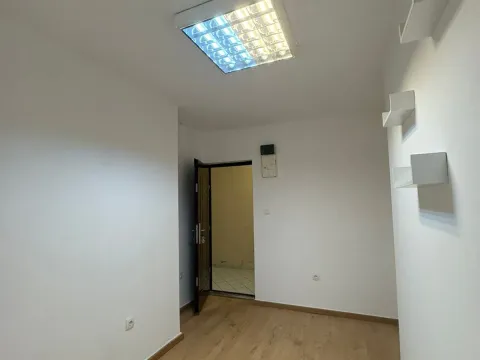 Izdavanje, poslovni prostor, 10m², Centar, Podgorica - image 4