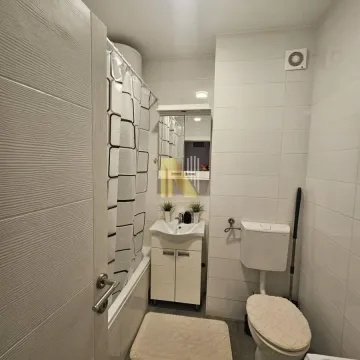 Manje kupatilo sa kadom, umivaonikom i toaletom. - image 17