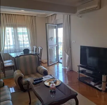 Dnevna soba sa garniturom za sjedenje, televizorom i trpezarijom. - image 3