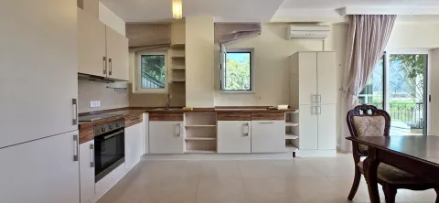 Moderna kuhinja sa ugradnim elementima i trpezarijskim stolom. - image 17