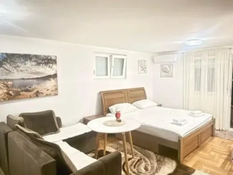Izdavanje, garsonjera, 48m², Centar, Cetinje - image 6