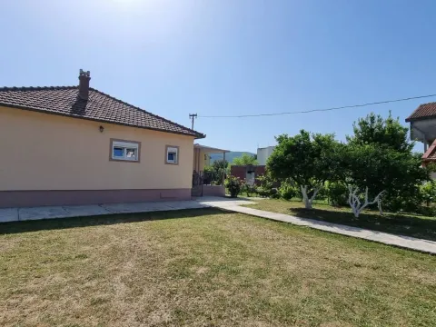 Kuća in Lastva Grbaljska