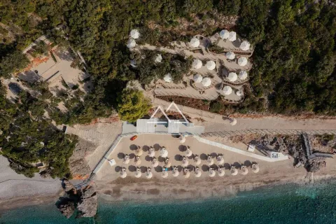 Pogled iz vazduha na uređenu plažu sa suncobranima i ležaljkama. - image 24