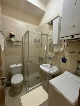 Manje kupatilo sa tuš kabinom, umivaonikom, WC šoljom i veš mašinom. - image 8