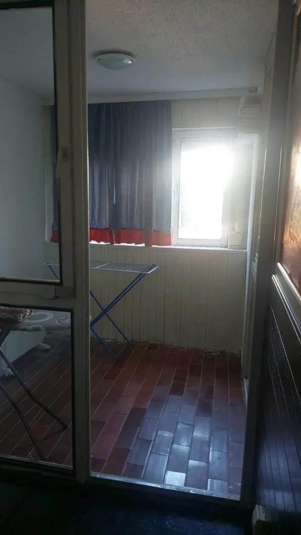 Zatvorena terasa sa prozorom.