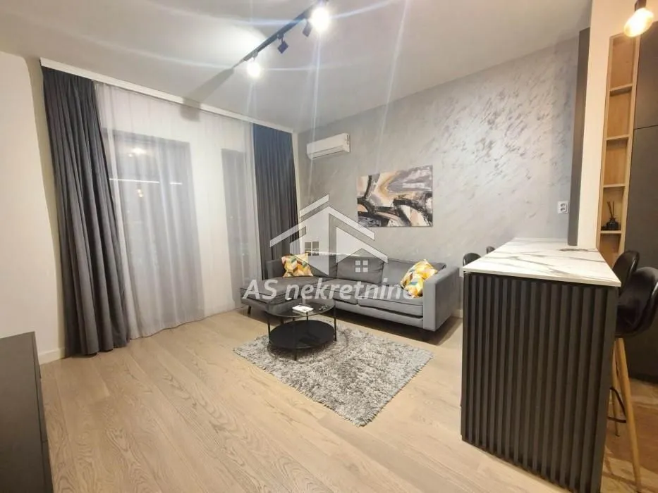 Izdavanje, trosoban stan, 80m², Savski Venac, Beograd