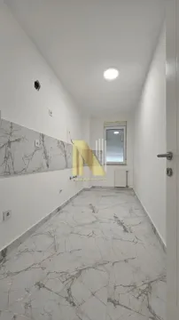 Prazna kuhinja sa keramičkim pločicama i prozorom. - image 4