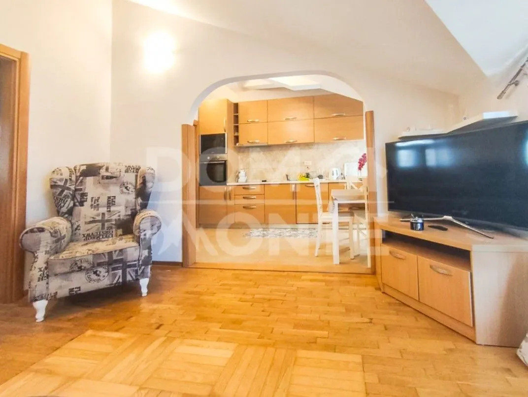 Izdavanje, dvosoban stan, 80m², Centar, Tivat